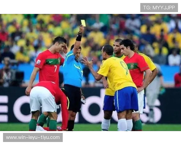 假摔判罚规则详解：裁判如何判定足球比赛中的假摔行为