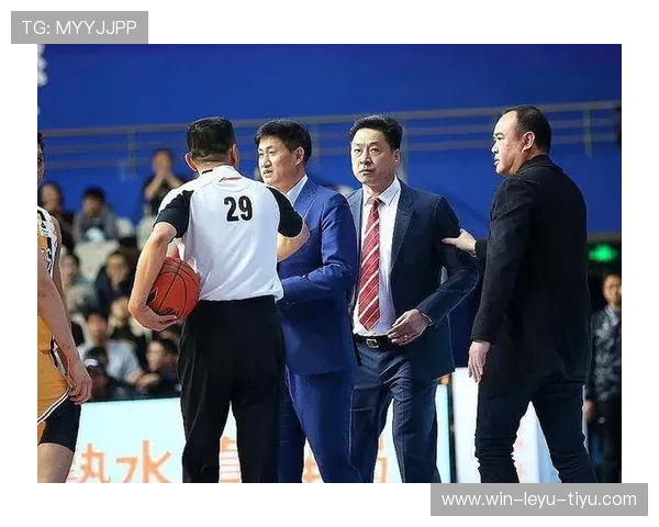 拉人犯规判罚标准及裁判执行规则详解